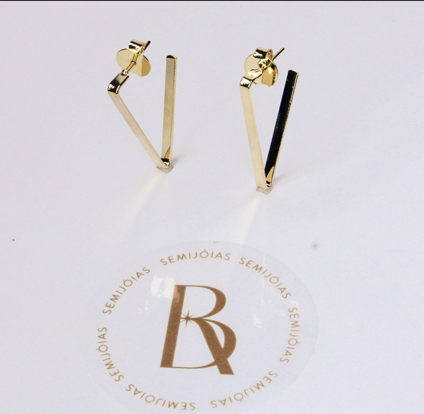 Argola Triângulo Invertido Banhado à Ouro 18k - Romilda Borges - cod: AR42