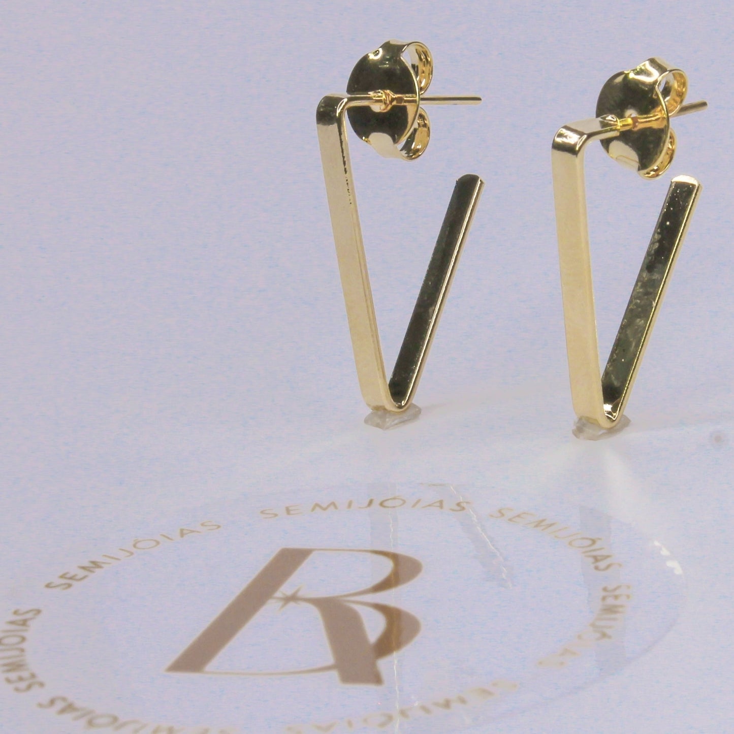 Argola Triângulo Invertido Banhado à Ouro 18k - Romilda Borges - cod: AR42